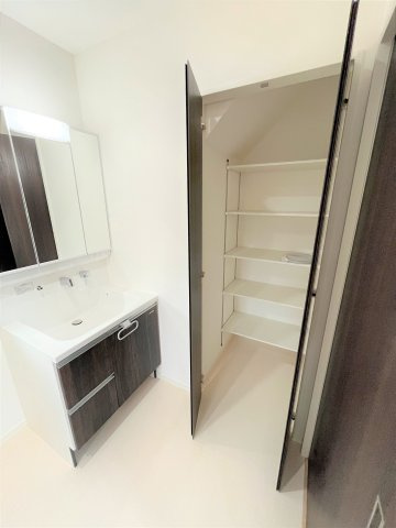 【設備】 | 仲介手数料無料！高千帆小学校に通える新築戸建　山陽小野田市新生２丁目　２号地　ネクサスタウン | 洗面収納