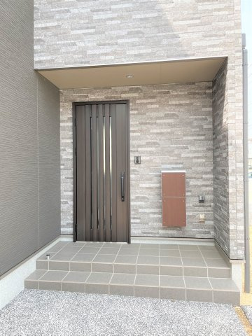 【エントランス】 | 仲介手数料無料！高千帆小学校に通える新築戸建　山陽小野田市新生２丁目　２号地　ネクサスタウン | 宅配ボックス付いてます