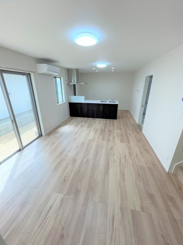 【居間・リビング】 | 仲介手数料無料！高千帆小学校に通える新築戸建　山陽小野田市新生２丁目　２号地　ネクサスタウン | ゆったりとしたリビングは家族の団らんがはずみますね♪