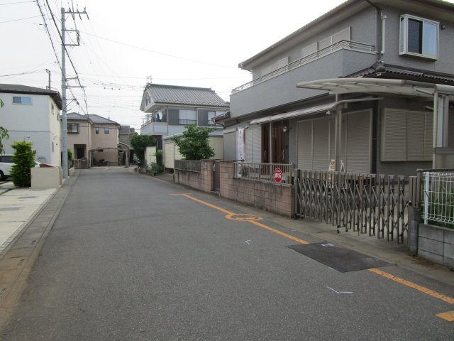 桶川市坂田西　中古戸建の前面道路含む現地写真