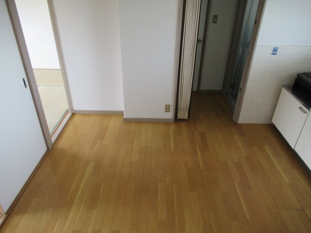 山崎ビルの居間・リビング|こちらのリビングで趣味の時間をお楽しみください