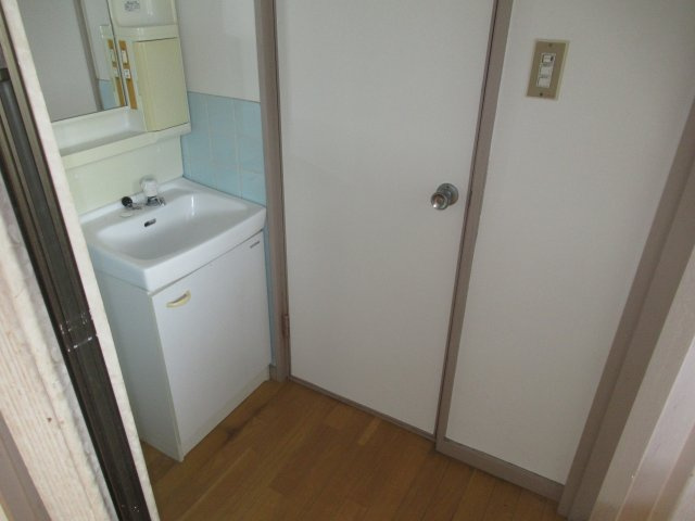 山崎ビルの洗面所|コンパクトで使いやすい洗面所