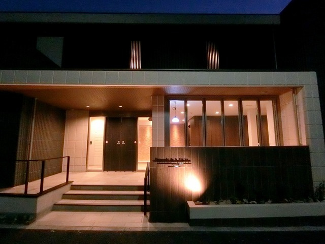 アントルポ・デ・ラ・ピエールのエントランス|夜はライトアップされております。