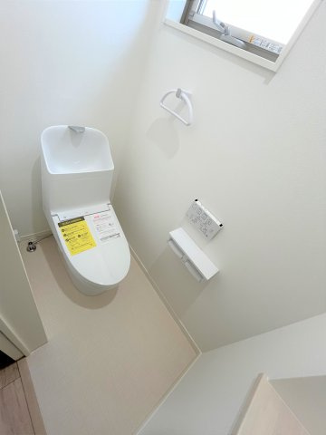 【トイレ】 | 仲介手数料無料！高千帆小学校に通える新築戸建　山陽小野田市新生２丁目　３号地　ネクサスタウン | シャワートイレは節水型タイプ。１階と２階の２カ所あります