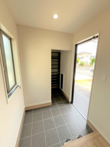 【玄関】 | 仲介手数料無料！高千帆小学校に通える新築戸建　山陽小野田市新生２丁目　３号地　ネクサスタウン | 玄関には大型の下駄箱も設置。ブーツも楽々入ります。