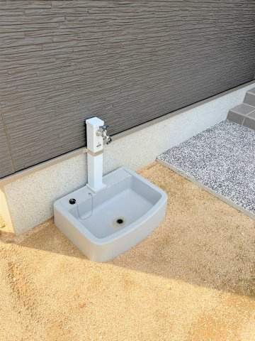 【庭】 | 仲介手数料無料！高千帆小学校に通える新築戸建　山陽小野田市新生２丁目　３号地　ネクサスタウン | 駐車場には散水栓も付いています。