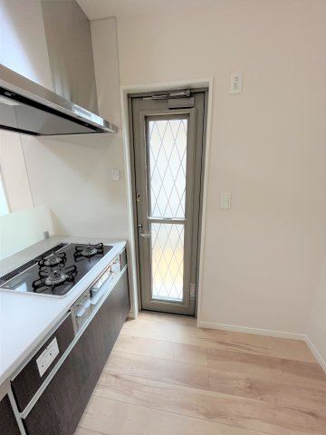 【キッチン】 | 仲介手数料無料！高千帆小学校に通える新築戸建　山陽小野田市新生２丁目　３号地　ネクサスタウン | キッチンには勝手口も付いて便利ですね