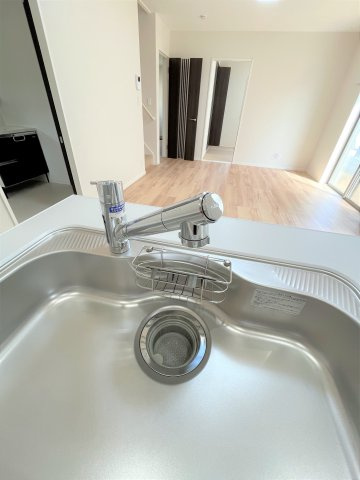 【キッチン】 | 仲介手数料無料！高千帆小学校に通える新築戸建　山陽小野田市新生２丁目　３号地　ネクサスタウン | ビルトインタイプの浄水器付！ホースのように伸びるからお掃除も楽々