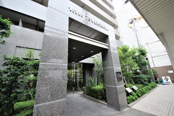 【エントランス】 | 【エントランス】シティホテルのような洗練されたデザイン。天然石の美しいファサードと潤い豊かな植栽！