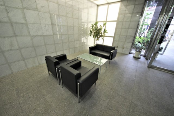 【エントランス】 | 【エントランス】シックな雰囲気のあるマンションエントランスです