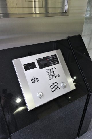 【設備】 | 【エントランスアプローチ】オートロック部分。しっかりとセキュリティされており、1階部分には8基の防犯カメラが設置されています