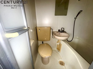 浴室内にトイレがあります☆
