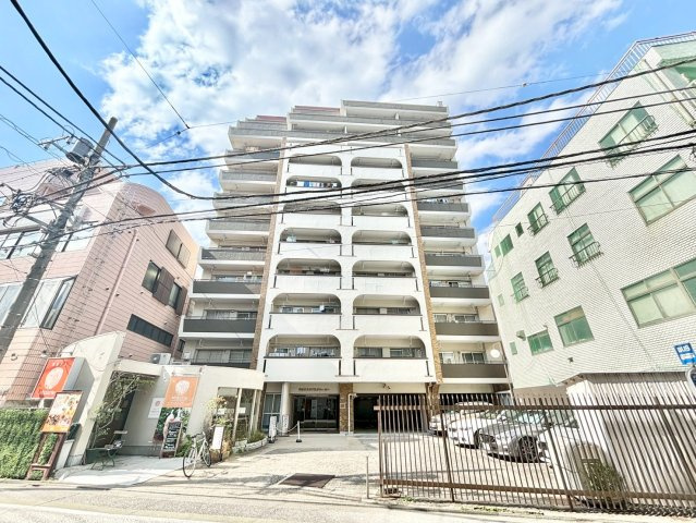 学芸大スカイスクレーパーの外観|全戸南向きのバルコニー側には光を遮る建物がないので、陽当たり、通風がよく快適な室内です。
外観は、白い吹付とブラウンのタイル貼りです。
敷地内には防犯カメラが設置され、防犯面にも配慮されています。