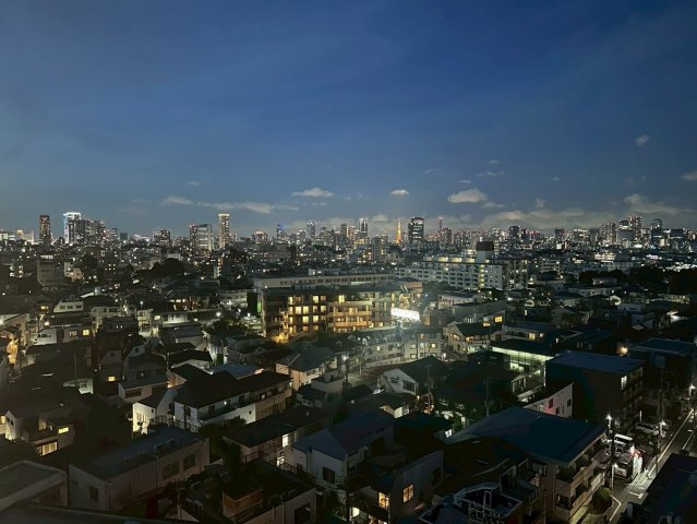 学芸大スカイスクレーパーの展望|最上階から望む東京の夜景は格別。東京タワーも望む、東・南・南西・北へ広がる煌めく景色に包まれ、風通しも良く、静かで心地よい夜の時間をお過ごしいただけます。