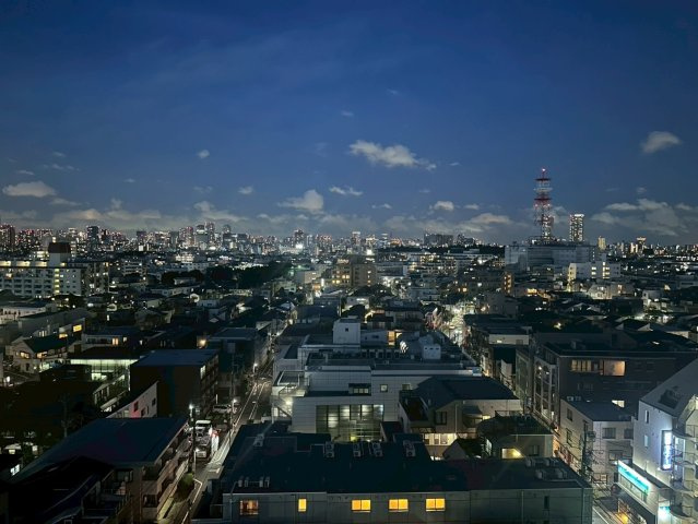 学芸大スカイスクレーパーの展望|最上階から望む東京の夜景は格別。東京タワーも望む、東・南・南西・北へ広がる煌めく景色に包まれ、風通しも良く、静かで心地よい夜の時間をお過ごしいただけます。
