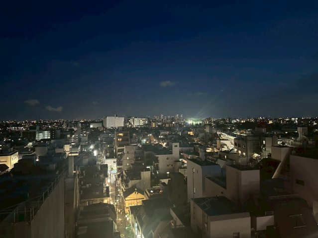 学芸大スカイスクレーパーの展望|最上階ならではの開放感に加え、東京の夜景を一望できる贅沢な眺望。
東・南・南西・北へと広がるパノラマビューが、煌めく街の灯りを映し出し、心安らぐ静謐な時間を演出します。