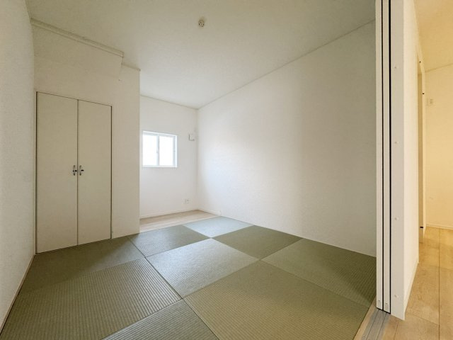 ■全面エンボス加工ステンレスシンク
■水はねの音や食器が当たる音を大幅に軽減
■浄水器内蔵水栓、浄水器ごとホースを引き出せます