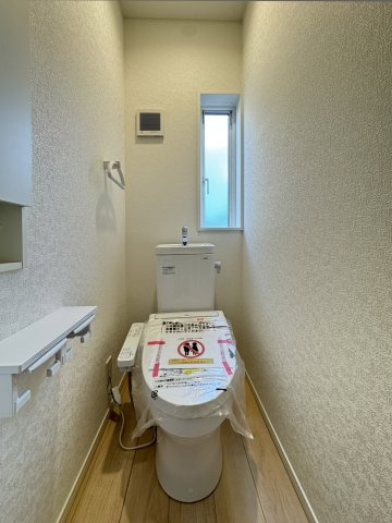 ■三面鏡タイプを採用。鏡の裏にも収納できます
■手洗の洗濯にも便利なゆったりサイズのシンク 
■水栓はリフトアップ機能付、ハンドシャワーでも使えます