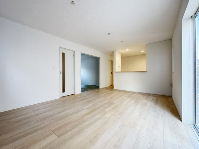 ■TVモニター 夜間の訪問者の顔も確認できるLEDライトを装備
■カードキー　カードやシールを近づけるだけで開け閉め出来る機能
■雨風に強い軽量アルミニウム仕上 インターホン 照明 ポスト 表札セット