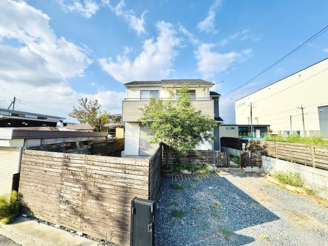 【中古戸建】伊勢崎市国定町一丁目（築12年）の外観|前面に建物がないので日当たり良好です！