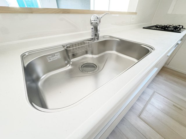 対面式のシステムキッチン：リビングで遊んでいるお子様を見守りながら、時にはお喋りをしながら料理や後片付けができる人気の高いスタイルです