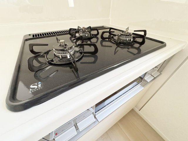 ■全面エンボス加工ステンレスシンク
■水はねの音や食器が当たる音を大幅に軽減
■浄水器内蔵水栓、浄水器ごとホースを引き出せます