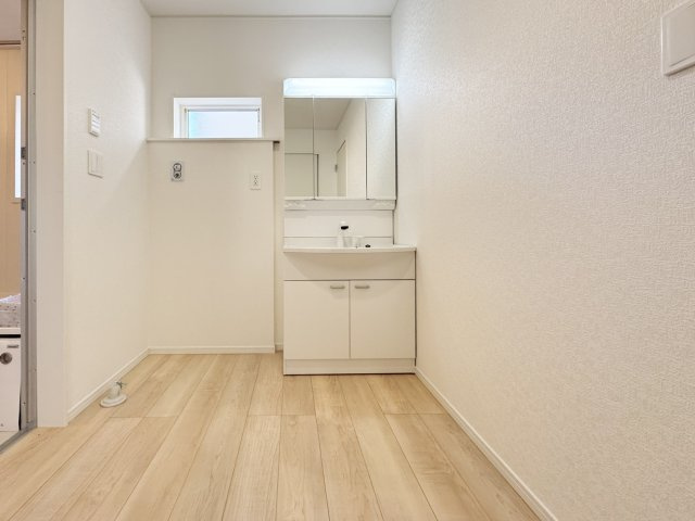 ■バスルームを湿気から守り、洗濯物を乾かす事が出来ます
■浴室暖房でヒートショックの予防
■４時間たっても、湯温低下は約2.5℃ お湯が冷めにくい構造で、光熱費を節約できます