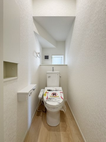 ■三面鏡タイプを採用。鏡の裏にも収納できます
■手洗の洗濯にも便利なゆったりサイズのシンク 
■水栓はリフトアップ機能付、ハンドシャワーでも使えます