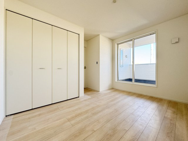 ■1階、2階に設置
■自動開閉で清潔
■「スゴフチ」奥までぐるーっとフチなしのお手入れカンタン仕様