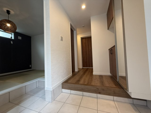 新築　南野1丁目のその他|階段には光を取り込む小さな窓を設置。ほんのり差し込む自然光と、デザイン性のあるかわいいフォルムで、毎日の上り下りがちょっと楽しくなります。