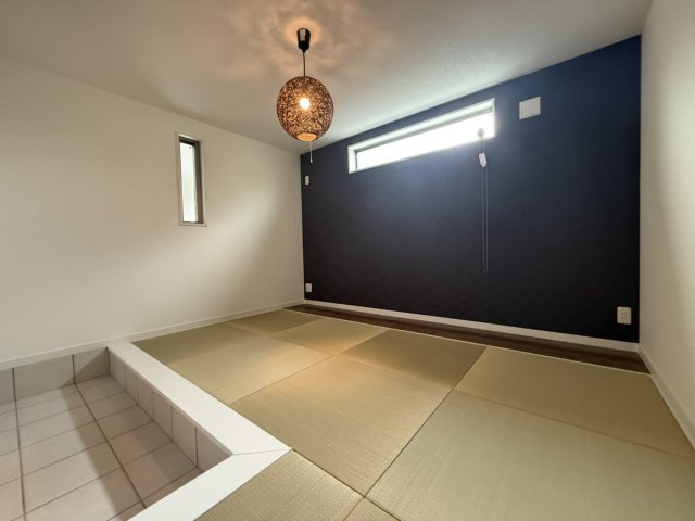 新築　南野1丁目の居間・リビング|対面キッチンで家族との会話が自然に生まれる