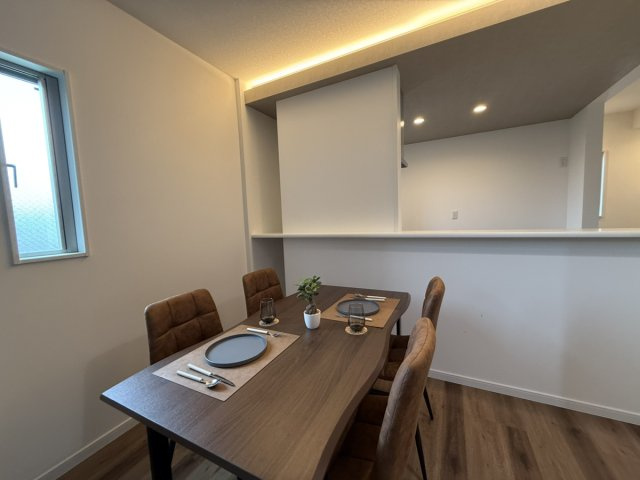 新築　南野1丁目の独立洗面台|洗面台右側の扉は......