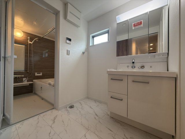 新築　南野1丁目の収納|洗面台の横はリネン庫！タオルや着替え、日用品までスッキリ収納でき、生活感を隠したスマートな空間を実現します。