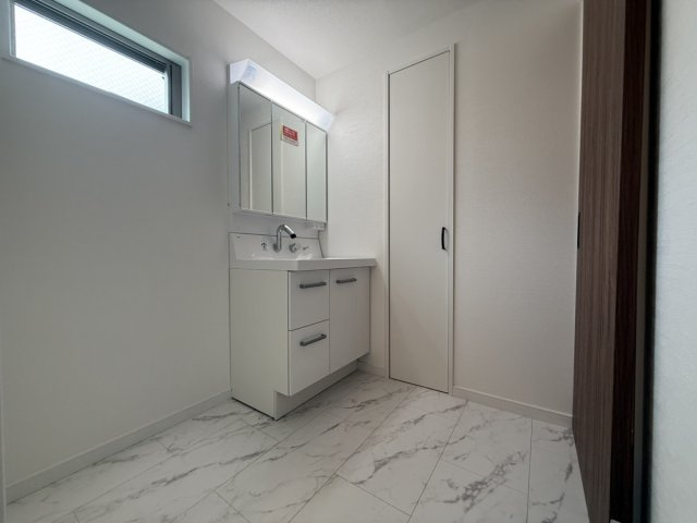 新築　南野1丁目のバルコニー|急な雨でも洗濯物が濡れにくい屋根付きバルコニー。天気を気にせず使える安心感が魅力。