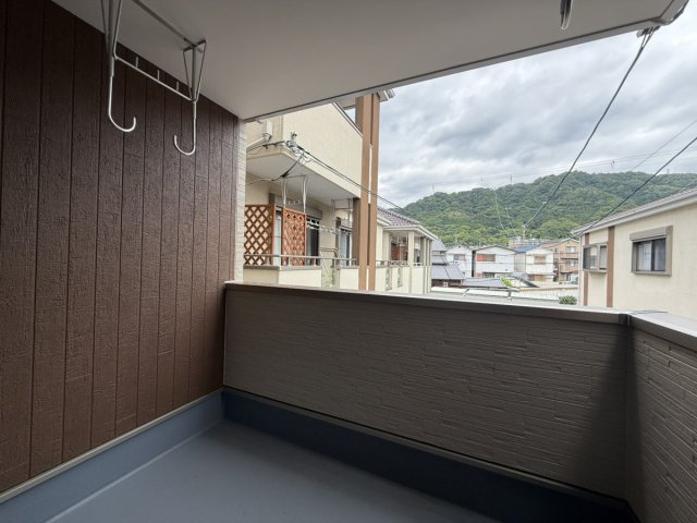 新築　南野1丁目の外観|サイディング張りで、高耐久・低メンテナンス
木目調の玄関壁がアクセントになっており、ナチュラルモダンな印象