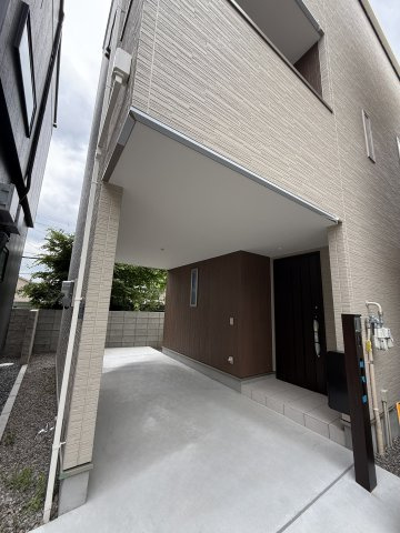 新築　南野1丁目の外観|サイディング張りで、高耐久・低メンテナンス
木目調の玄関壁がアクセントになっており、ナチュラルモダンな印象