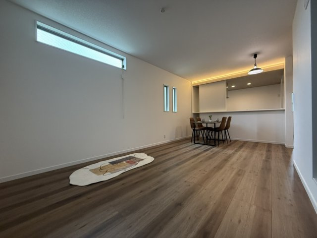 新築　南野1丁目のトイレ|毎日使う場所だからこそ、快適さにこだわったウォシュレット付きトイレ。清潔感のある空間で、誰もが心地よく使える仕様になっています。