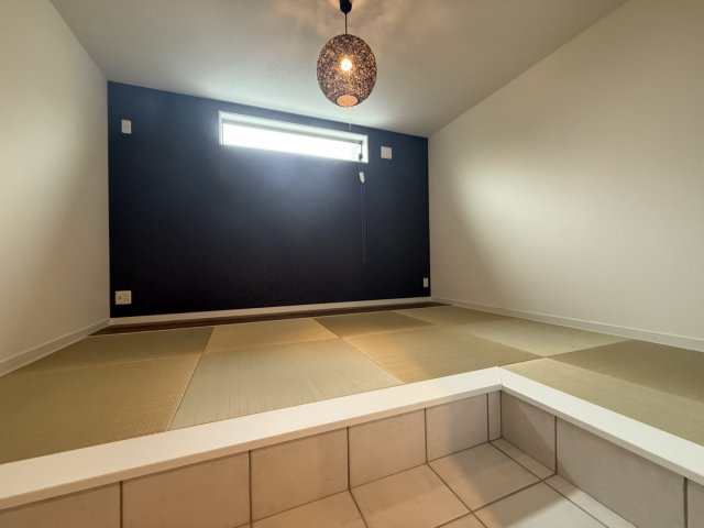 新築　南野1丁目のキッチン|食洗機付きで家事負担を軽減
フラットなカウンターと一体型シンクでお手入れ簡単
スタイリッシュなグレーの扉材が高級感を演出