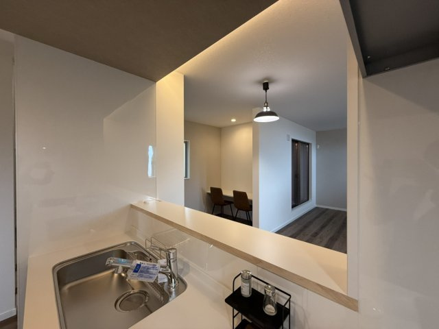 新築　南野1丁目のダイニング|リビングを見渡せる対面キッチンは、料理中も家族との会話が楽しめる人気の間取り。お子様の様子を見守りながら調理ができて安心です。