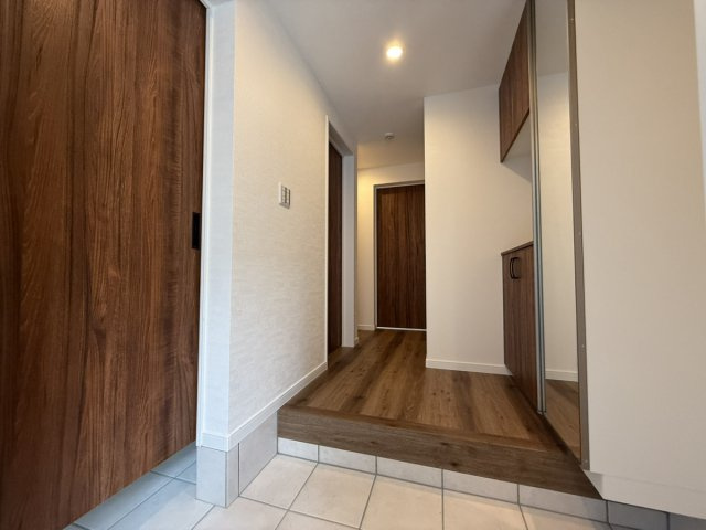 新築　南野1丁目の和室|小上がり仕様の和室！
来客用やお子さまの遊び場としても便利
黒いアクセントクロスで落ち着いた印象
