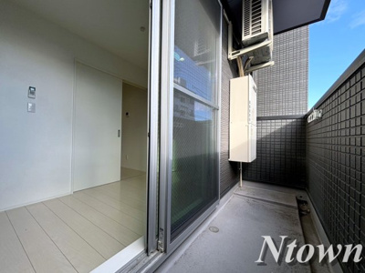 【バルコニー】 | CASA MEDIO | バルコニーからの眺めを楽しみながら食事をしませんか