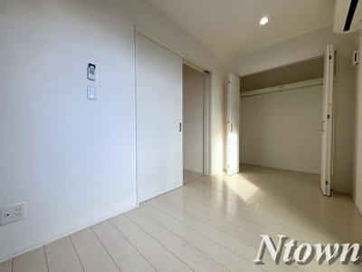 【寝室】 | CASA MEDIO | 落ち着いた色調の寝室です