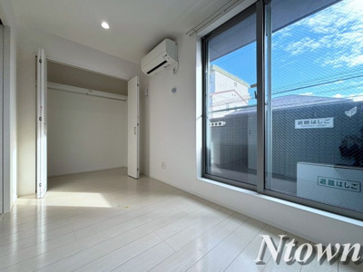 【寝室】 | CASA MEDIO | 広くて明るい寝室