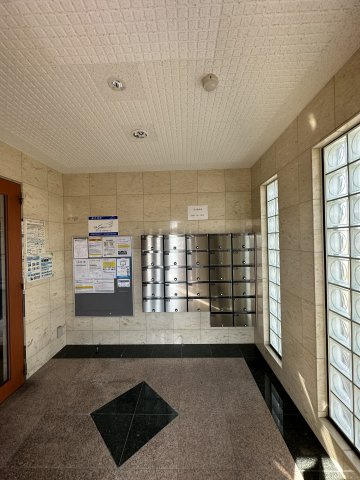 ロイヤル大成町1号館のエントランス