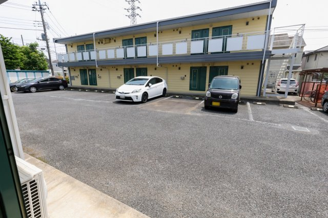 クレセントＭの駐車場