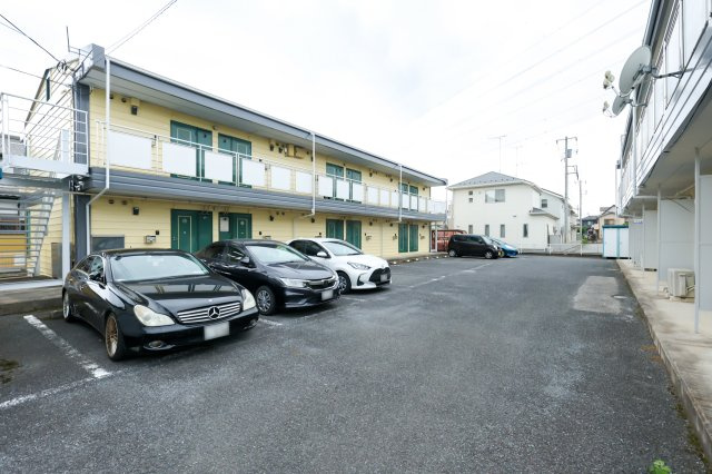 クレセントＭの駐車場