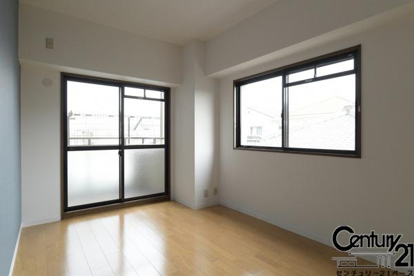 ネオハイツ八木西の洋室|■現地撮影写真■洋室は計４部屋あり、ご家族が多い方も安心です！