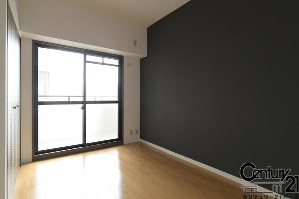 ネオハイツ八木西の内装|■現地撮影写真■アクセントクロスで雰囲気がぐっとシックに！