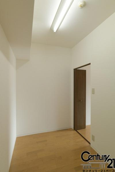 ネオハイツ八木西の収納|■現地撮影写真■広々としたＷＣＬも完備！大きな荷物も楽々収納！