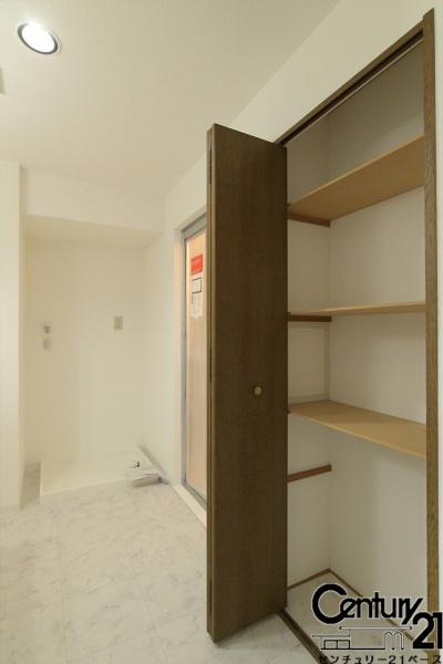 ネオハイツ八木西の収納|■現地撮影写真■洗面所にも収納棚があり便利です！